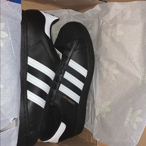 Black and white size 7 adidas